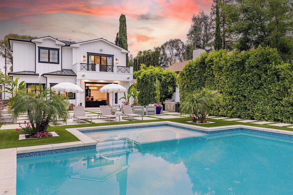 Otis Ave - Modern Farmhouse Retreat w/ Pool, Spa & Luxe Interiors