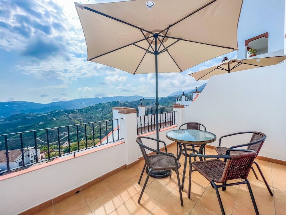 Modern Two Bedroom Apartment With Pool