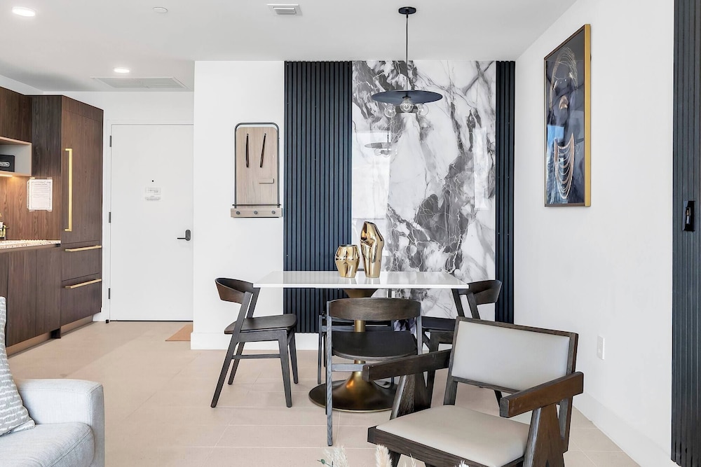 Luxury 1BR Penthouse, Bay & City Views Downtown