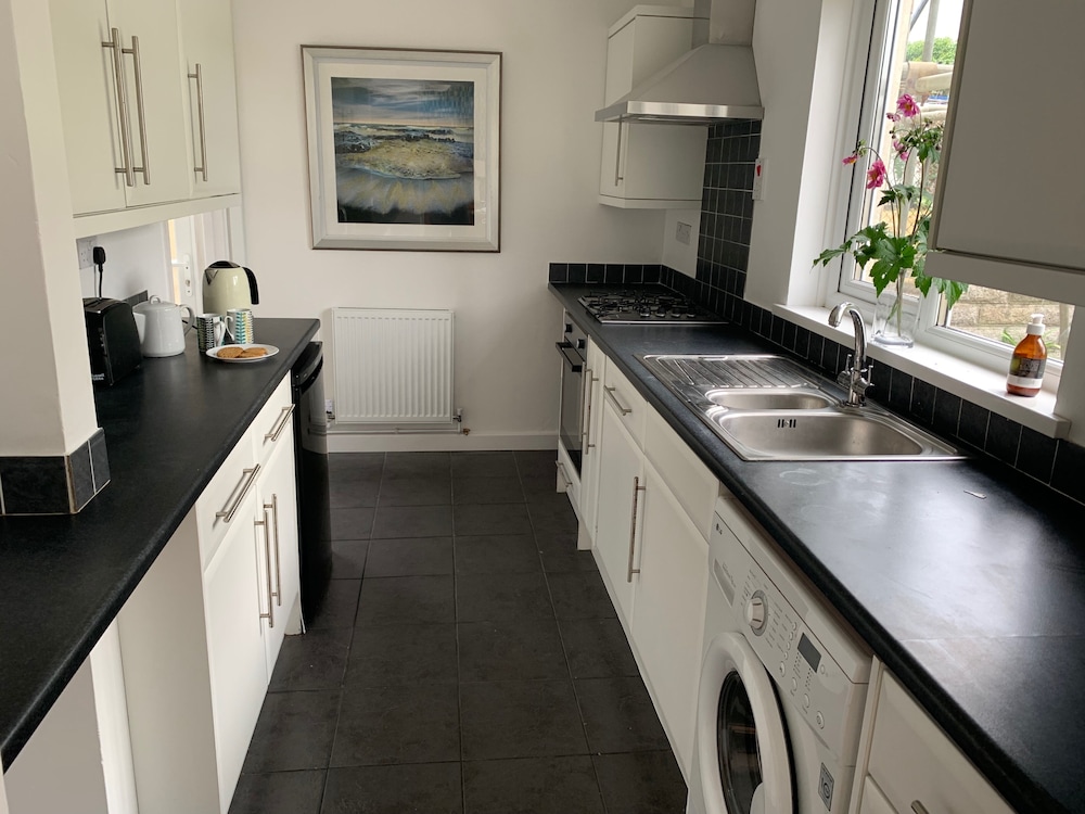 2 Bed-sleeps 4-parking-pets-10 min Walk to Beach