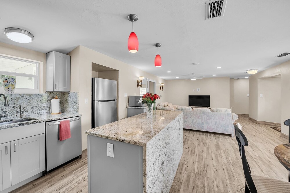 Elwood Park Gem: Spacious 3br Prime Location 3 Bedroom Home