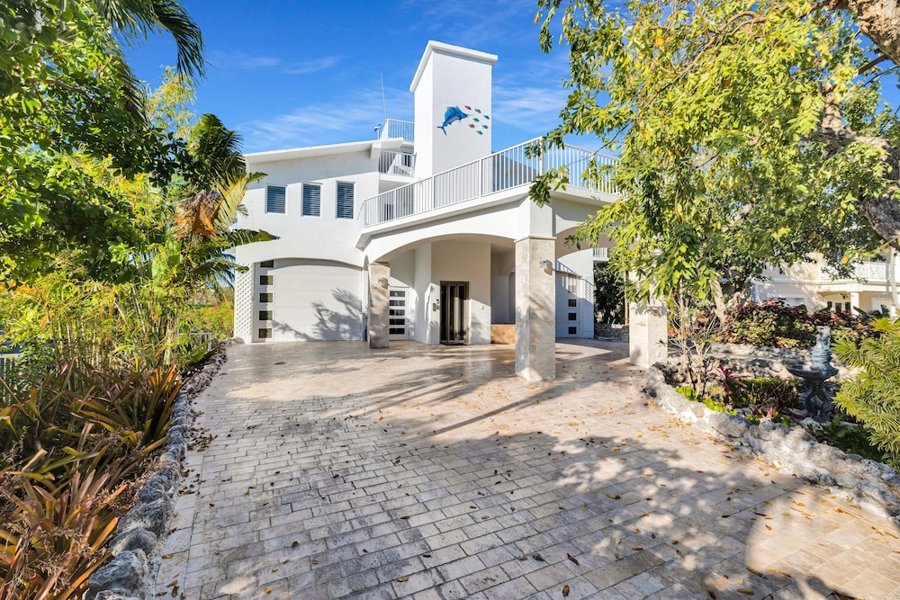 New Listing! Reel Joy Waterfront Luxe With Pool And Private Dock 4 Bedroom Home