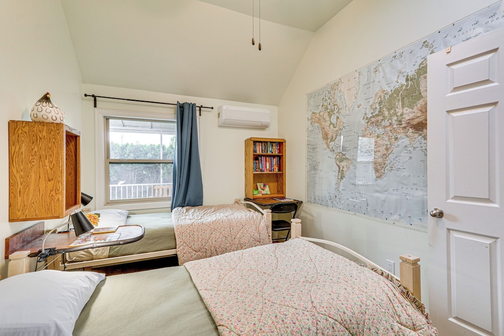 7 Mi to Dtwn Portland: Quiet Yet Central Home