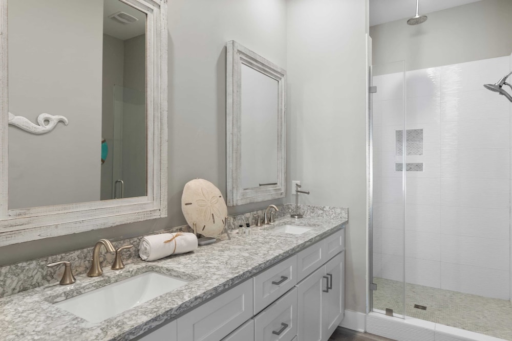 Mins to Beach Access + Pet-friendly + Golf Cart 30A White Sands by Avantstay
