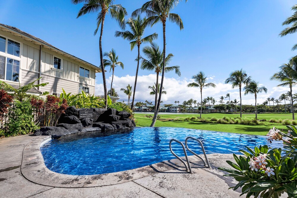Concierge Included - Walk to Restaurants & Shopping - AC - Infinity Pool! -vrkcv