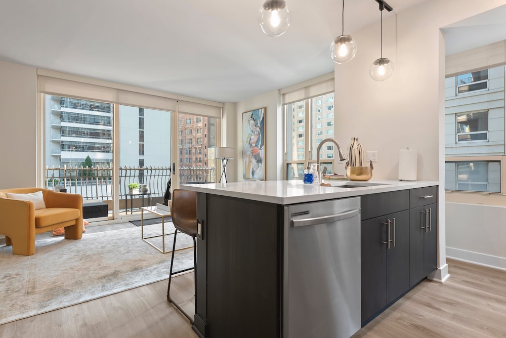 Near Riverwalk 2BR Private Balcony Downtown