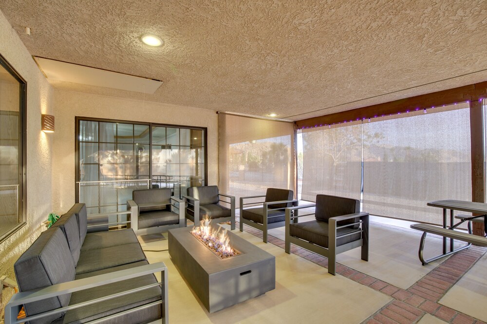 Spacious California Oasis: Patio, Fireplace & Pool