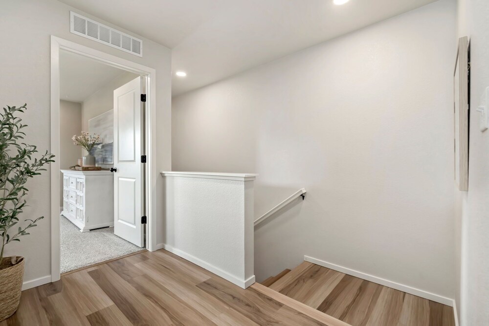 Mosaic Modern - Dog Friendly, Pool + King Suite