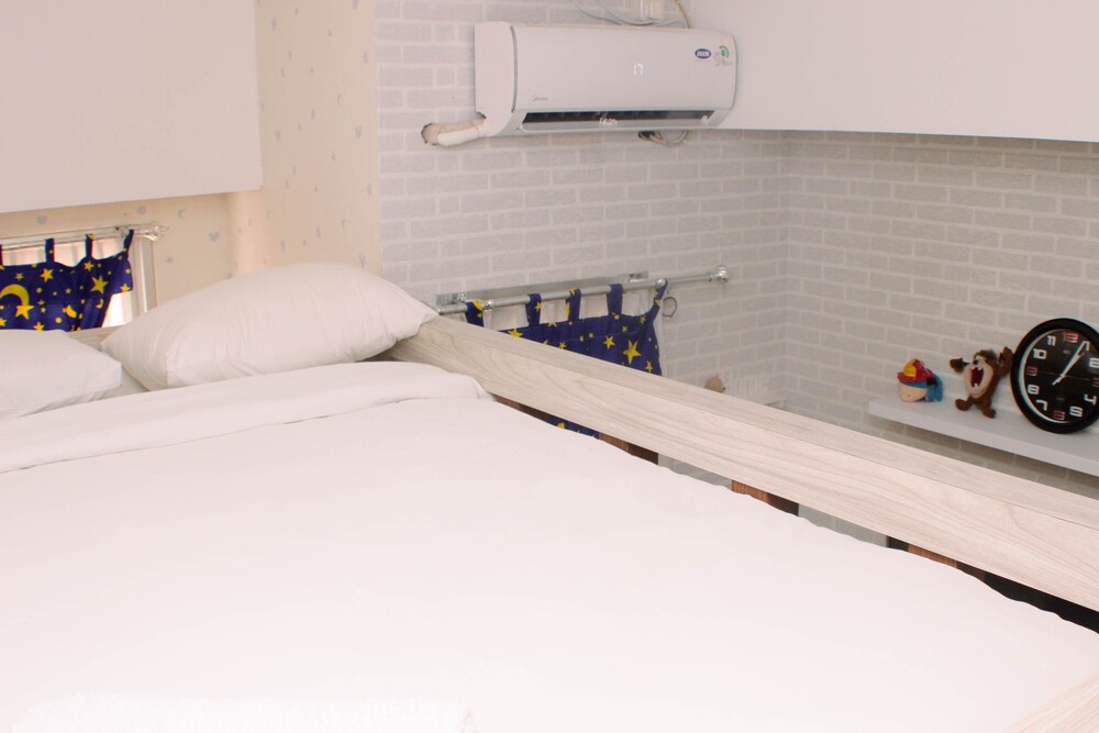 Stunning And Comfy Studio Apartment Transpark Juanda view 4