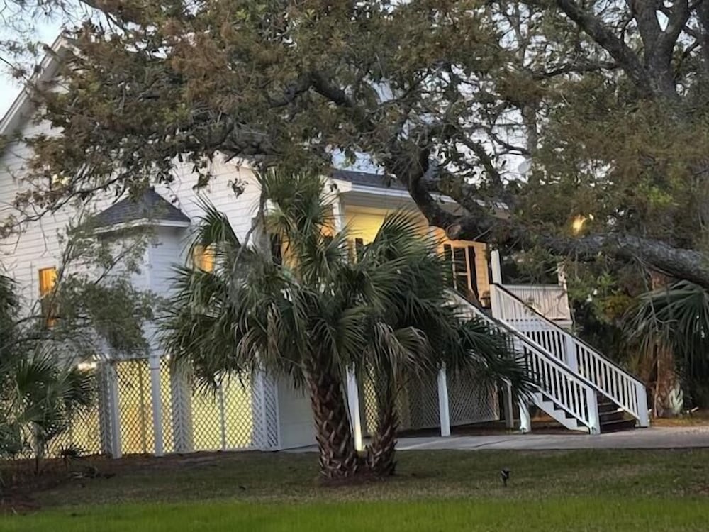 Beautifully Appointed 3-bed, 2.5-bath Home, Great Location Near Beach & Club