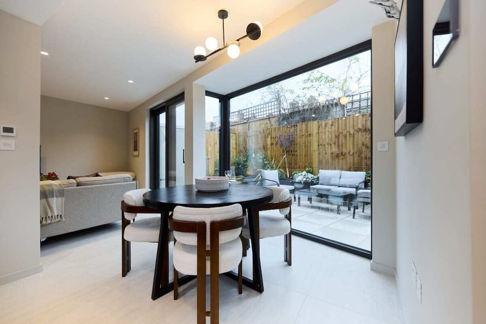 The Letchford Garden Mews - Elegant 2bdr House With Garden & Patio
