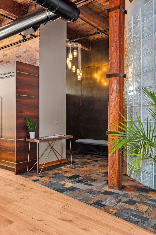 Exquisite 3BDR Penthouse in Downtown TC view 2