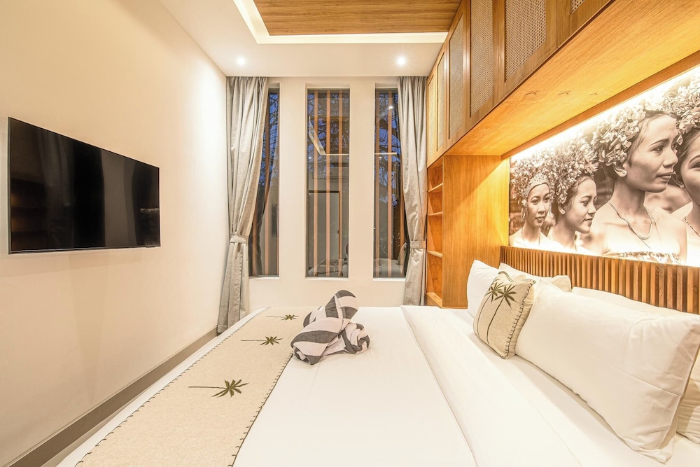 Luxury 5BR Retreat, 400m From Café Del Mar Shore