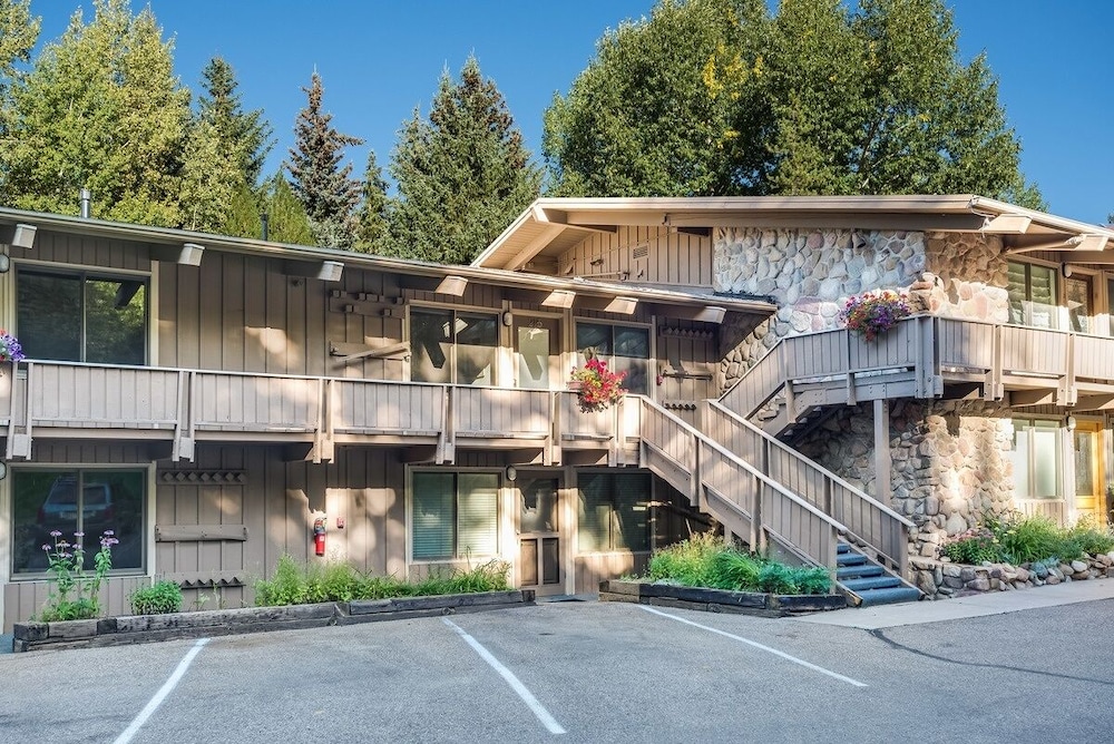 Deluxe 2 Bedroom Apartments at Resort with Outdoor Pool & Hot Tub