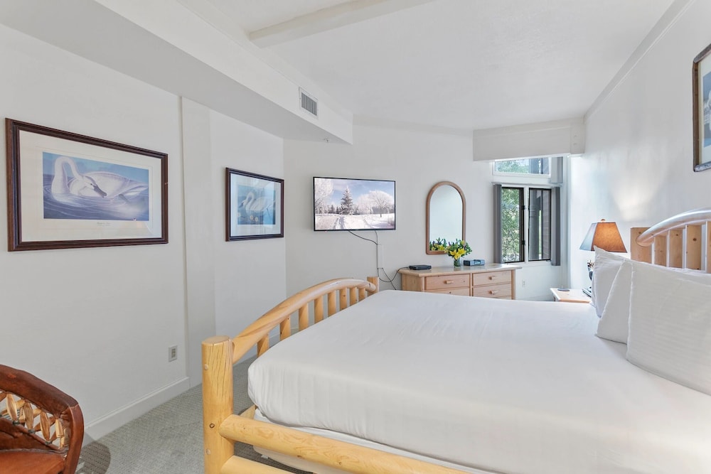 Powder Run at Deer Valley Resort - Two Bedroom Condo with Hot Tub #A12 2 Condo