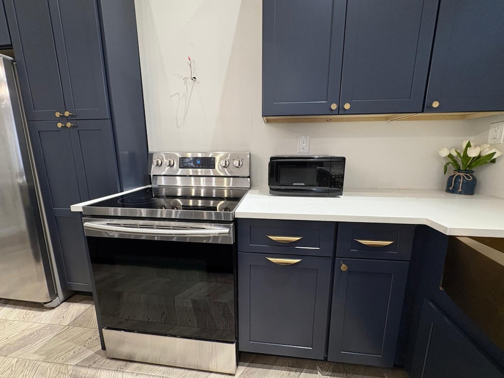 Budget-friendly Home Sleeps 16 Wifi Close to Minyan