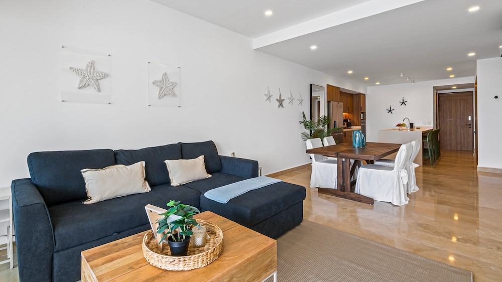 Stylish Beachfront 2BR - Balcony & Pools