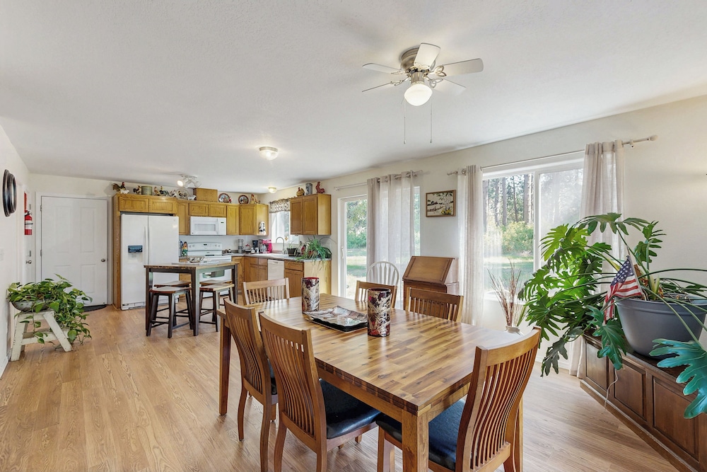 3BR House w/ Lake Views, Full Kitchen, A/C & Wifi