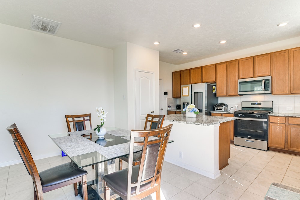 11 Mi to Beach: La Marque Home w/ Patio!