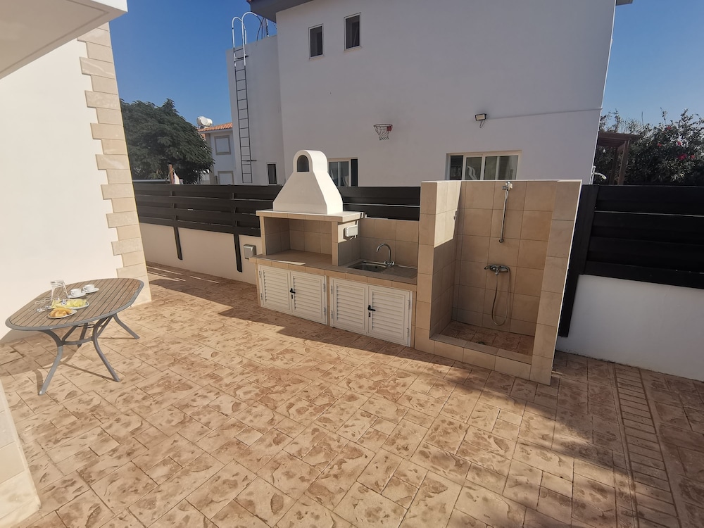 Minas Villa Pool Wifi and Close to Sirena bay