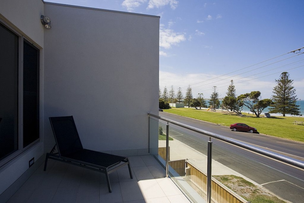Two Bays Apartments