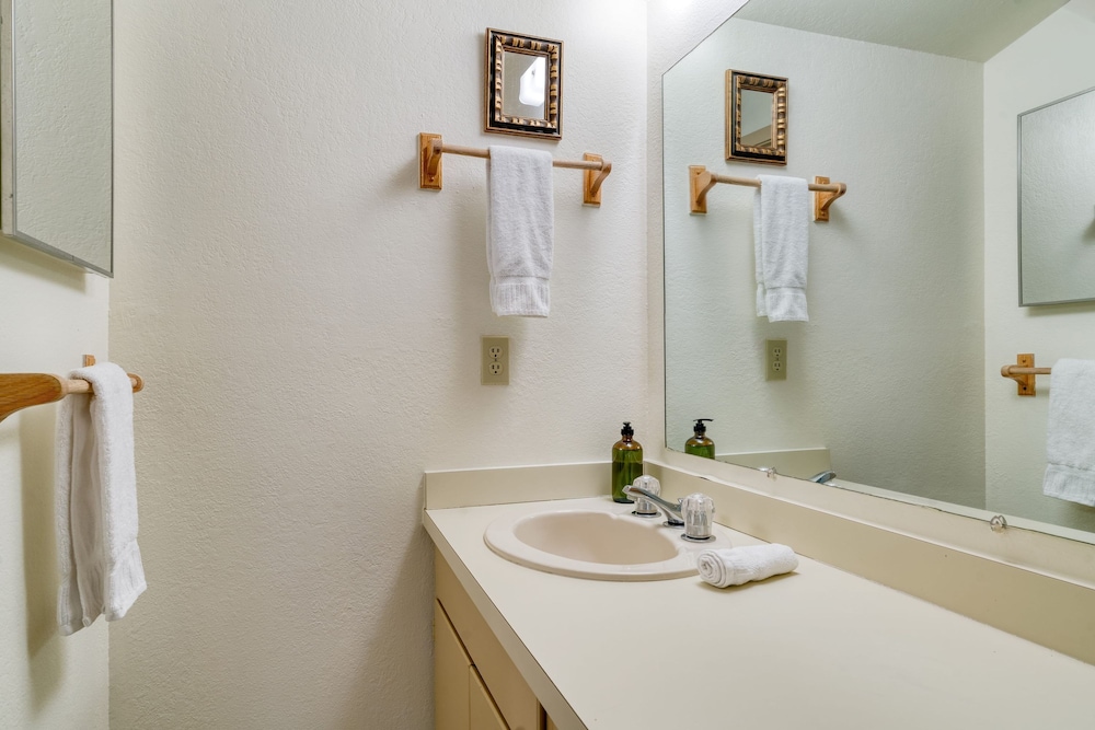 Vail Vista Mountain Retreat w Balcony Views Near Vail Ski Village