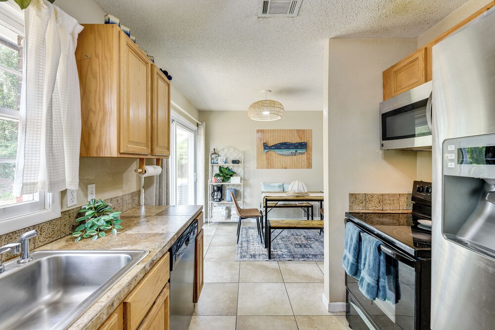 2 Mi to Beach, Near Airport: Heart of Fort Walton