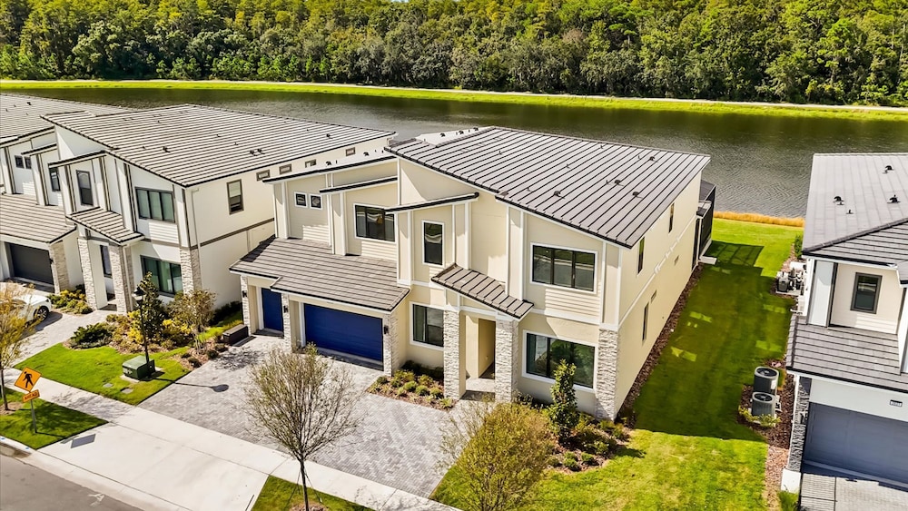 Lakeside Villa With Pool BBQ Cinema Games Room