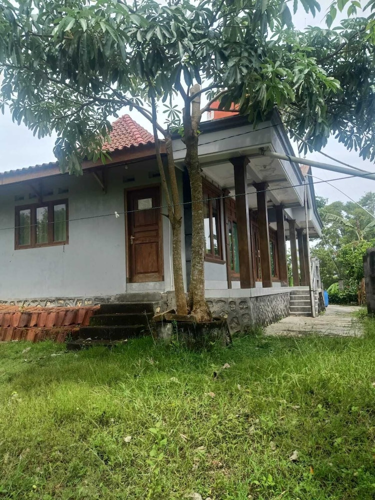 GRIYA SALAMAN HOMESTAY PANTAI WEDIOMBO