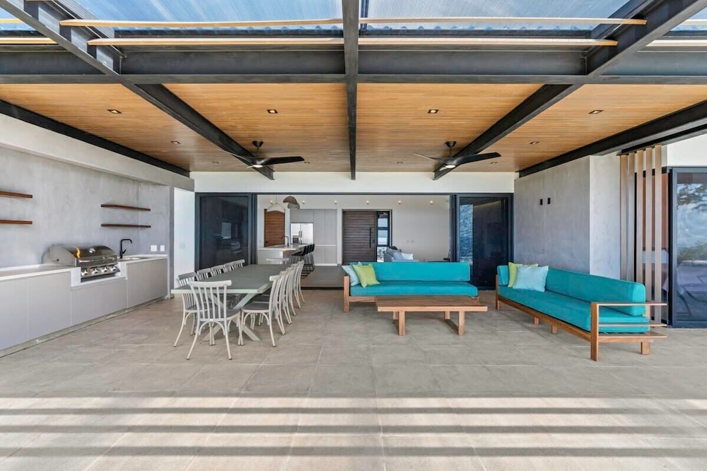 Luxurious Ultramodern Property with Private Suites, Infinity Pool, and Sweeping Ocean and Mountain Views