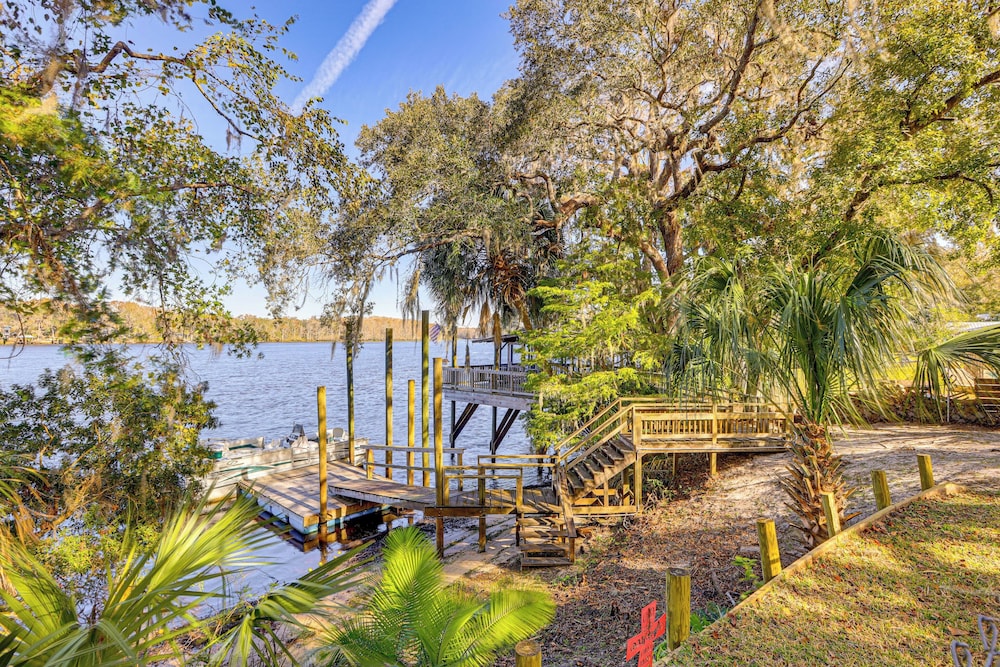 Boathouse w/ Screened Porch: Riverfront Escape!
