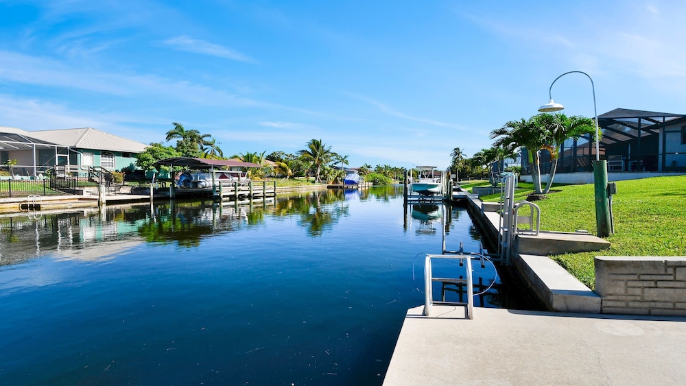 Just Chill Modern Canal Villa w Heated Pool