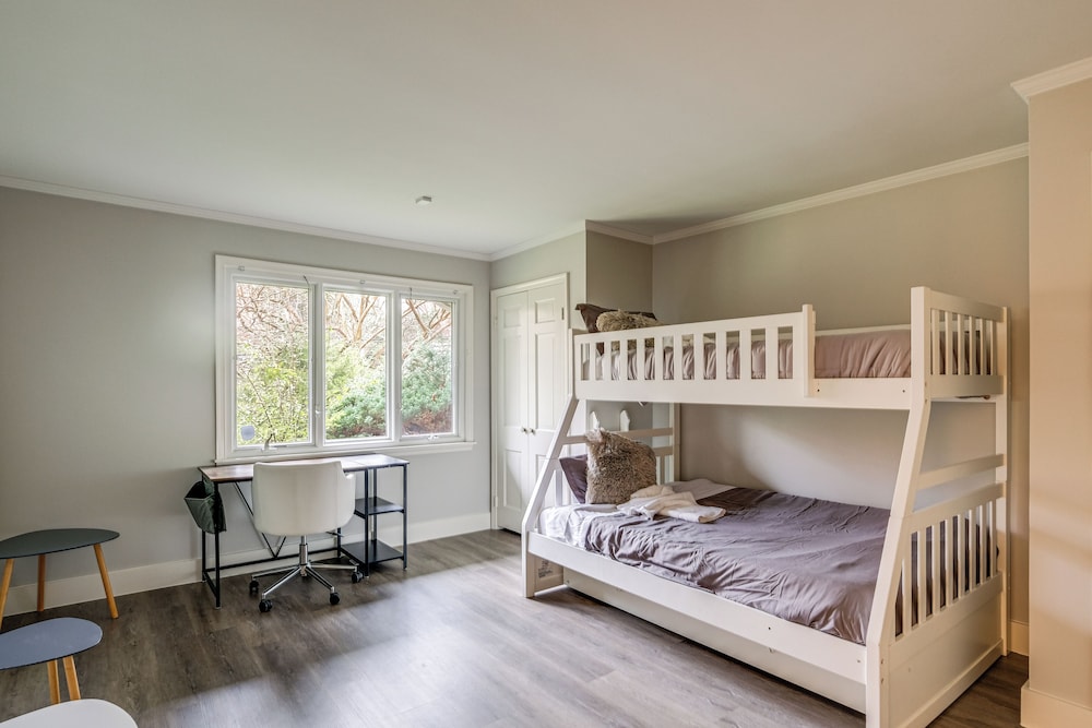9 Mi to National Mall: Spacious Bethesda Retreat!