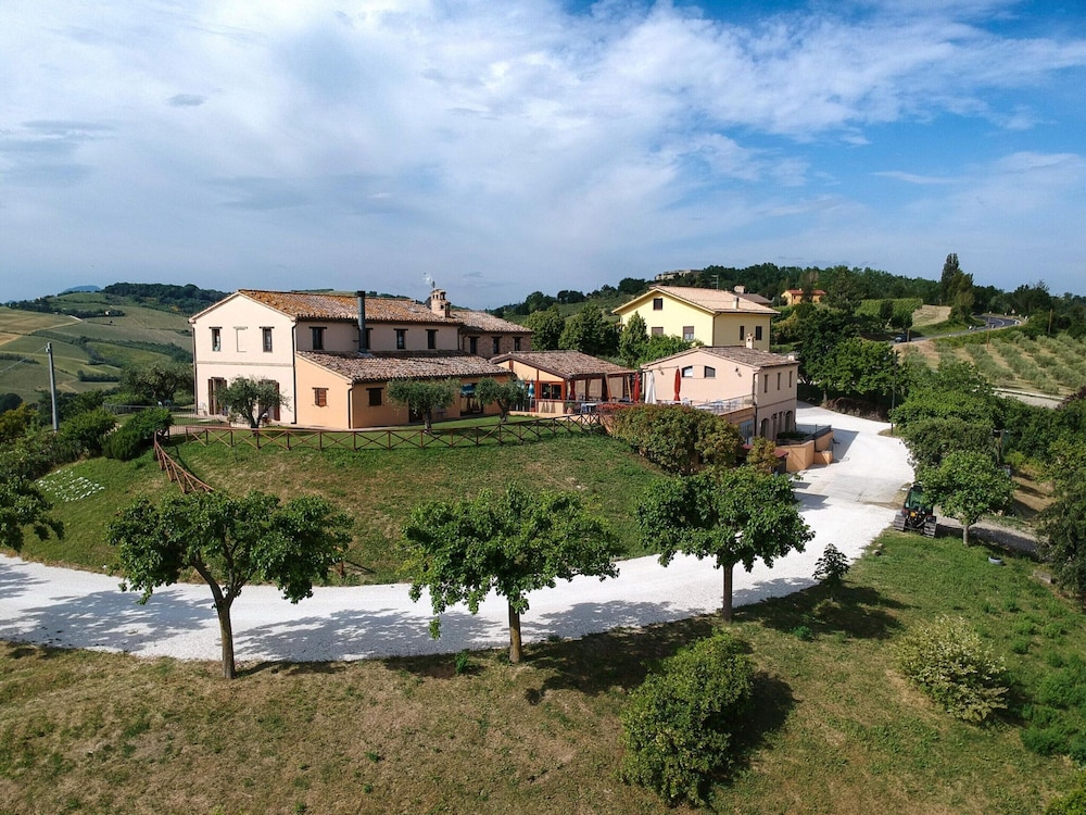 Farmhouse in Marche With Pool & Wine Tours