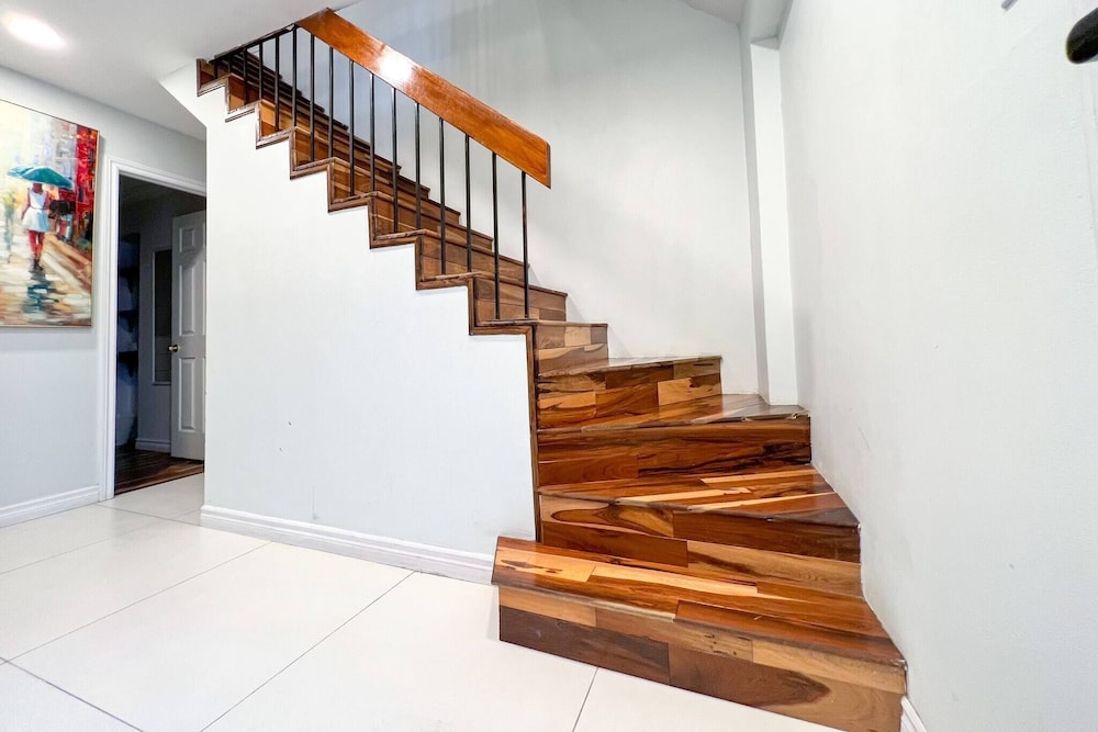 Chic Townhome With Garage Dt Mtl