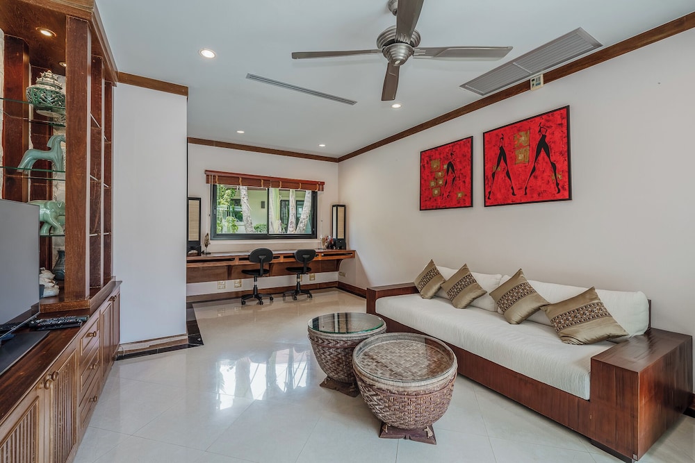 Naiharn 4br Private PoolVilla near Beach