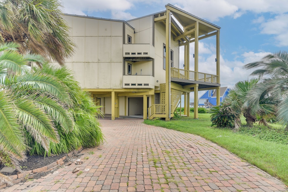 Oceanfront Home w/ Beach Access in Galveston