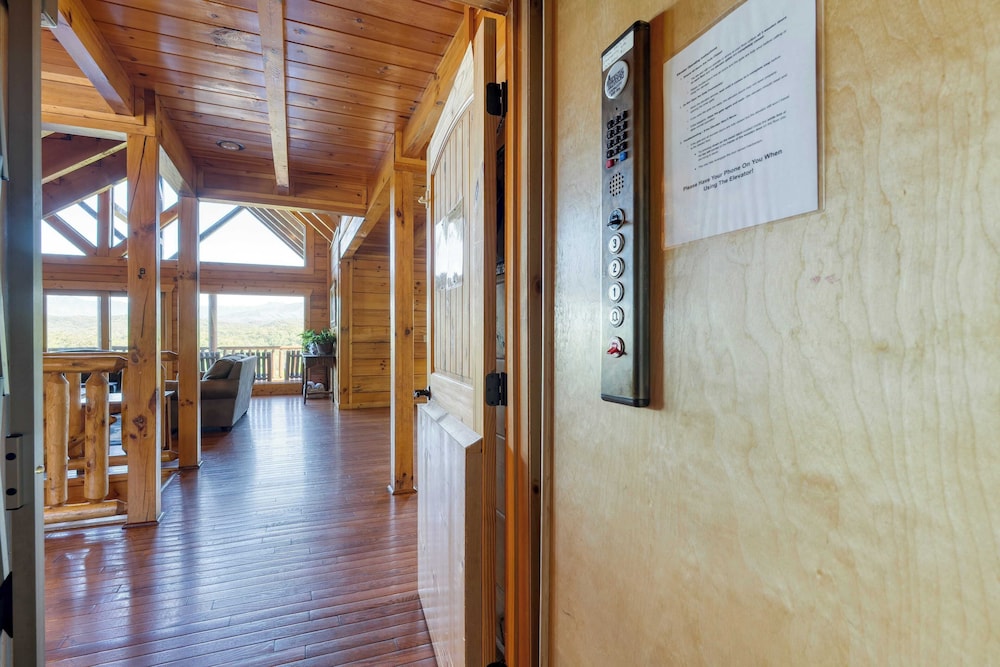 Luxury Cabin w/ Elevator, Theater & Hot Tub Near Dollywood Smoky Vista Lodge