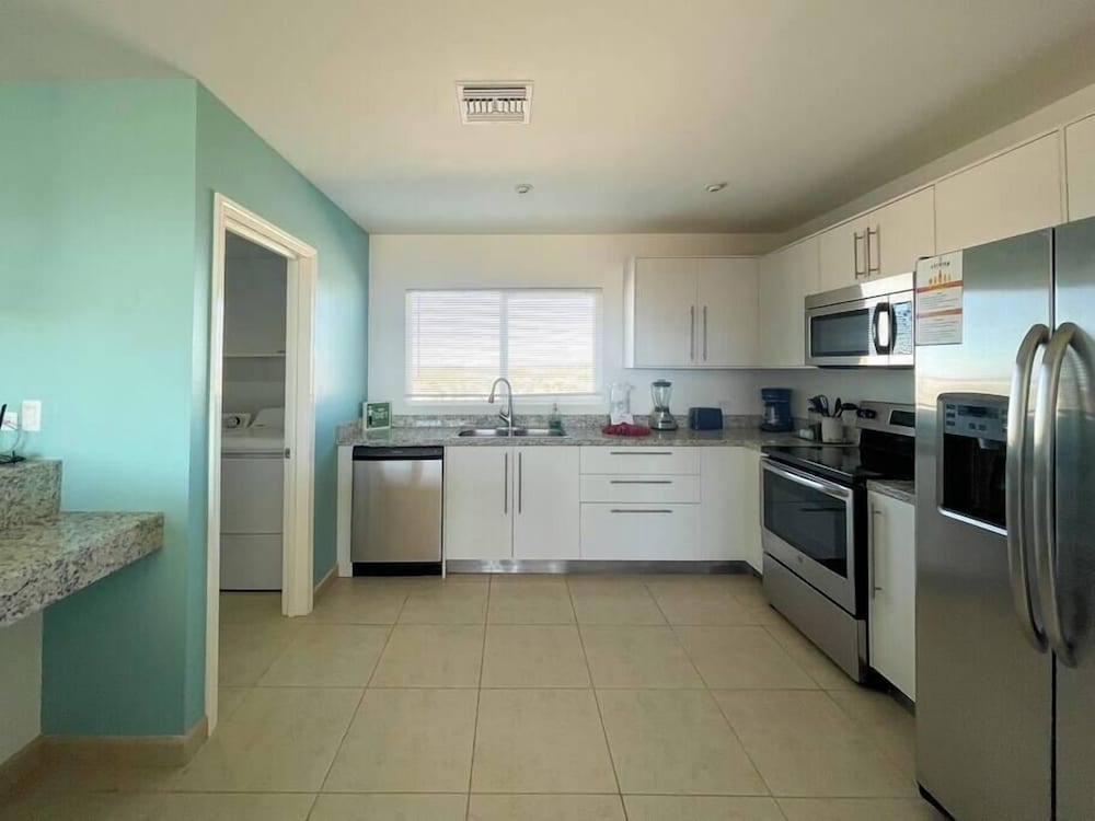 Modern Ocean View Condo With Pools Gym