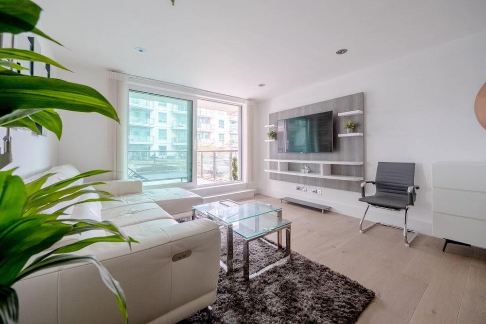 Central 2BD Flat w/ River View Balcony - Vauxhall!