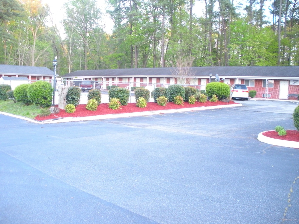 Hotel Budget Inn - Image 1