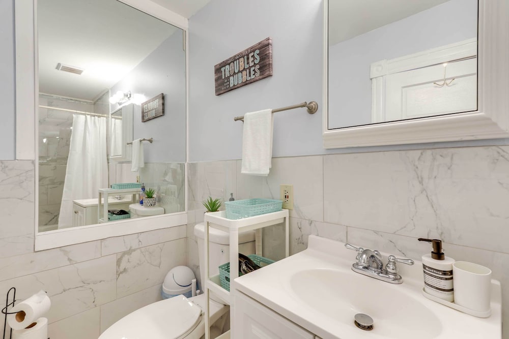 Charming Stoughton Apartment: 20 Mi to Boston