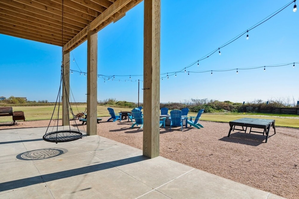 Deja Blue 5 Bedroom Home by RedAwning