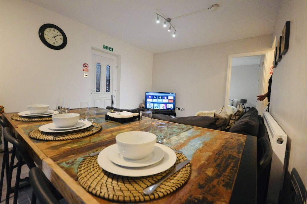 Stunning 3-bed Ground Floor Apartment in Coventry