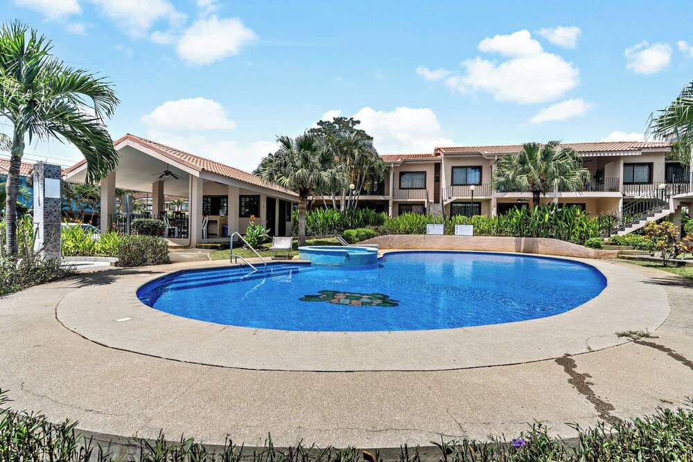 2-BD Condo with Pool, Walk to Beach
