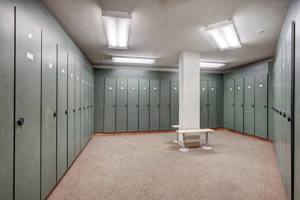Spacious, Updated Townhome With Private Garage 3 Bedroom Condo