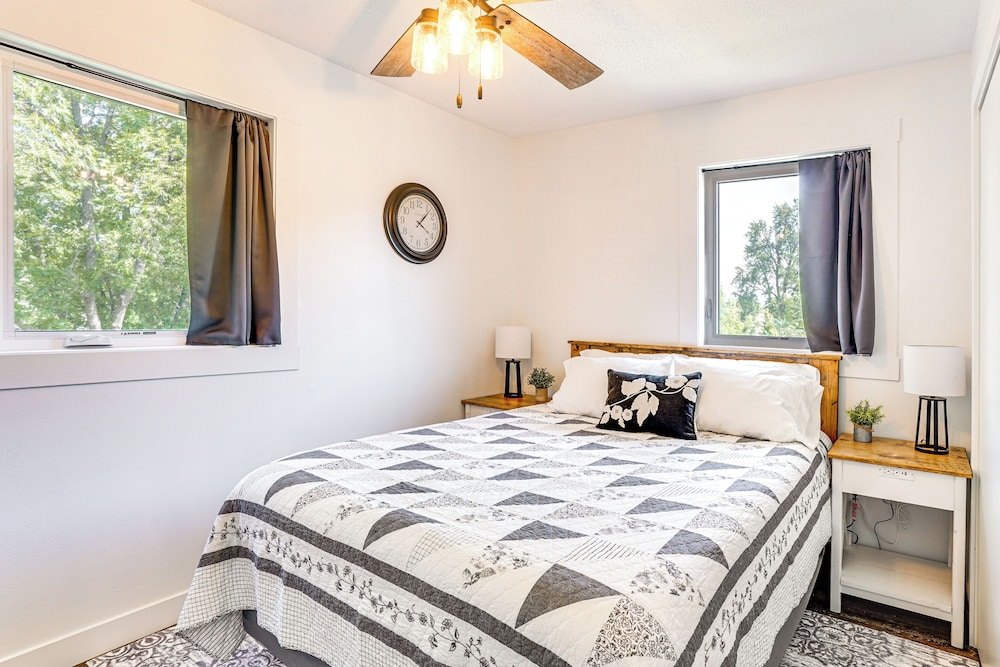 15 Mi to Downtown Sioux Falls: Gem w/ Yard!