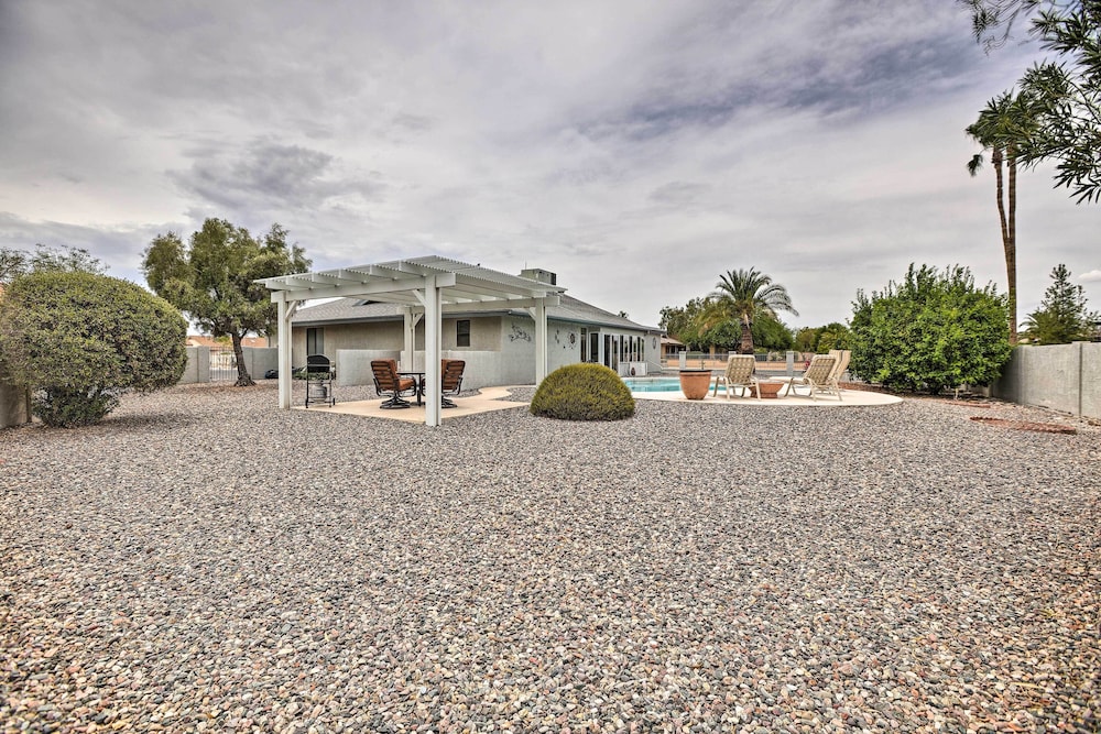 1 Mi to Golf Courses: Family Sun City West Home view 4