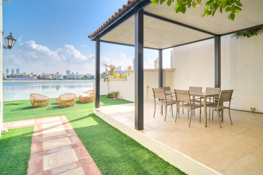 Exclusive 6BR Palm Villa w Private Pool and Beach