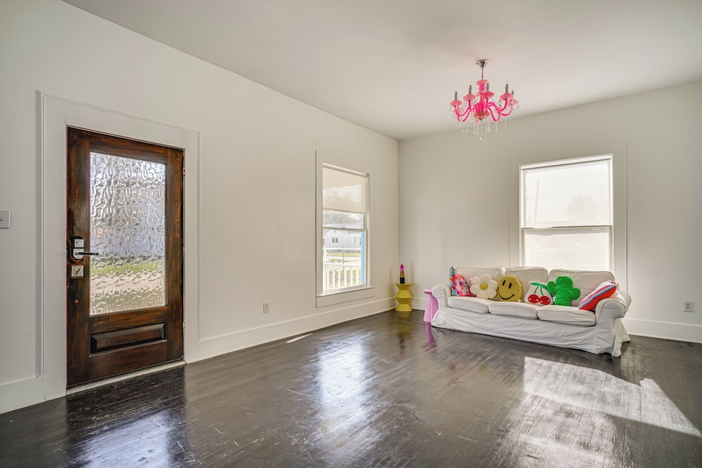 2 Mi to Gator Chateau: Vibrant Home w/ Balcony